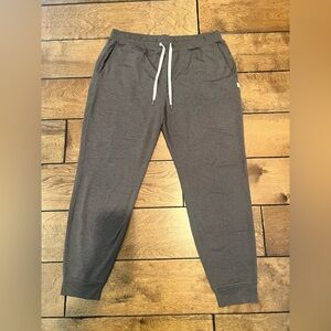 Vuori Joggers in Smoke Heather color